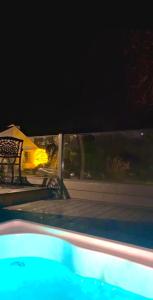 紐里的住宿－Tanglewood Loft，夜间游泳池,带长凳和房子