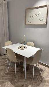 a white dining room table with chairs and a picture at شقة أنيقة غرفة وصالة بحي الملقا in Riyadh