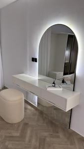 a white bathroom with a sink and a mirror at شقة أنيقة غرفة وصالة بحي الملقا in Riyadh