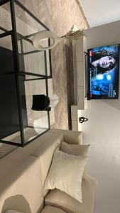 a living room with a couch and a tv at شقة أنيقة غرفة وصالة بحي الملقا in Riyadh