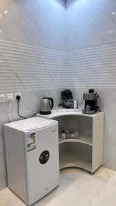 a kitchen with a counter and a refrigerator at شقة أنيقة غرفة وصالة بحي الملقا in Riyadh