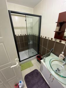 baño pequeño con ducha y lavamanos en bk en Estambul