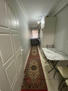 Habitación con puerta y cocina con alfombra en bk en Estambul