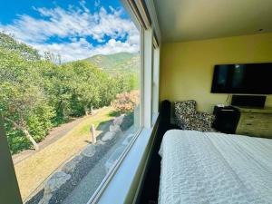 1 dormitorio con cama y ventana con vistas en Hobbs Creek, en Layton