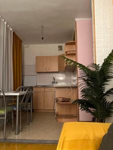 eine Küche mit einem Tisch und einem Tisch sowie ein Esszimmer in der Unterkunft Cozy apartament in Tbilisi City
