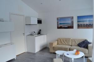 - un salon avec un canapé et une table dans l'établissement Calm villa-apartement near the sea and nature, à Klagshamn