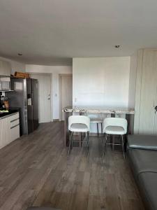 cocina con mesa y sillas en una habitación en Departamento Punta Blanca, en Punta Blanca