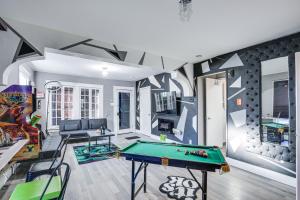 una sala de estar con una mesa de billar. en St Louis Home with Mini Pool Table and Arcade Game!, en Clayton