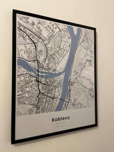 una imagen enmarcada de un mapa de kolkoria en una pared en Moderne Wohnung am Rhein, en Coblenza