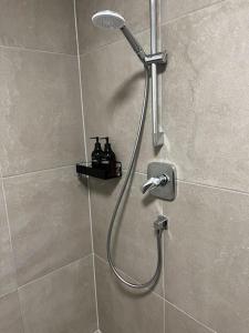 y baño con ducha con cabezal de ducha. en Moderne Wohnung am Rhein, en Coblenza