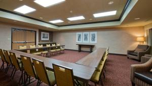 Бизнес-центр и/или конференц-зал в Russell Inn and Suites