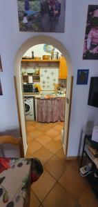 una cucina con arco che conduce a una camera di Casetta mia a Favignana