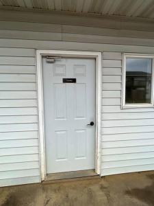 eine weiße Tür an der Seite eines Hauses in der Unterkunft 201 E Veterans Street Apt B in Tomah