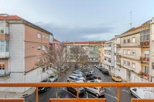 vistas a un aparcamiento con coches aparcados en Apartamento Goa, en Amadora