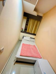 mały pokój z łóżkiem w małym pokoju w obiekcie AMAZING Couples private room close to Mall of Emirates w Dubaju
