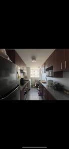 利馬的住宿－Panoramic Condominio，一个带木制橱柜和电器的大厨房