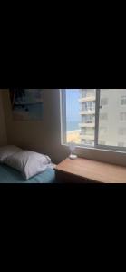 利馬的住宿－Panoramic Condominio，一间卧室设有一张床和一个美景窗户。