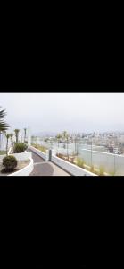 una foto en blanco y negro con vistas a la ciudad en Panoramic Condominio, en Lima