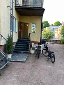 two bikes parked in front of a building at Gästhem Neptun in Mariehamn
