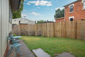 a backyard with a wooden fence and a table at CitySide Pad in Tamworth