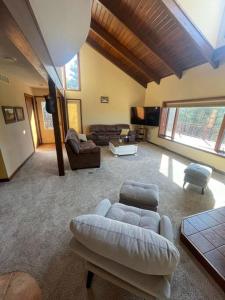 un salon avec des canapés et des chaises dans une pièce dans l'établissement The Great Escape - Private Resort, à Wisconsin Dells