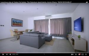 uma sala de estar com um sofá e uma mesa em Yenko Fie Suites: The Signature Apartments, Accra Ghana em Accra