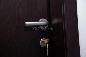 una puerta con un picaporte y una cerradura en ella en Yenko Fie Suites: The Signature Apartments, Accra Ghana en Accra