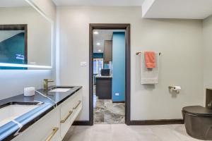 uma casa de banho com um lavatório e um WC em Modern Chicago Apt Near Hospitals WFH Friendly! em Chicago