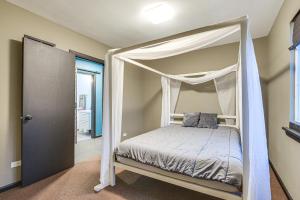 um quarto com uma cama de dossel em Modern Chicago Apt Near Hospitals WFH Friendly! em Chicago