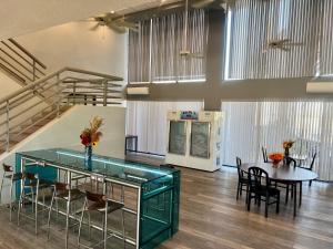 Studio 6 Suites Lake Havasu City AZ في مدينة ليك هافاسو: غرفة معيشة مع طاولة وبعض الكراسي