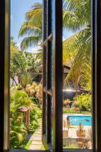 - une vue depuis la fenêtre de la piscine dans l'établissement Golfinho Condomínio, à Arraial d'Ajuda