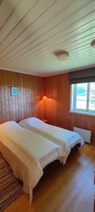 1 dormitorio con 1 cama grande en una habitación en Strandstua Solbakken Feriehus, en Fevåg