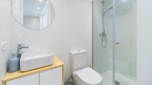 La salle de bains est pourvue de toilettes et d'une douche en verre. dans l'établissement Agramonte 3T, à Porto