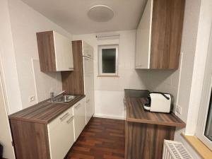 a small kitchen with a sink and a counter at Charmantes TinyHouse im Zentrum - MalliBase Apartments in Hannover