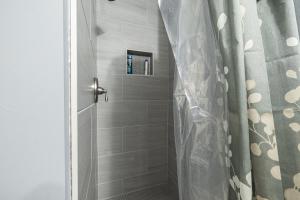W łazience znajduje się prysznic z zasłoną prysznicową. w obiekcie Cozy Modern 2BR Apartment in DC w Waszyngtonie