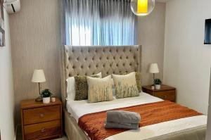 een slaapkamer met een groot bed en een raam bij Family Fun Vacation In Paradise in Santiago de los Caballeros