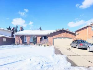索罗尔德Cozy Home Close to Attractions in Niagara Falls的雪中停放汽车的房子