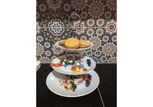 una pantalla de tres niveles con tres platos de comida en Apartment in Safi Fantastic Near the sea, Morocco en Safi