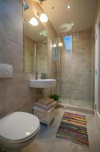 e bagno con servizi igienici, lavandino e doccia. di Green and Blue Garden Apartments a Belgrado