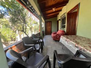 een kamer met stoelen, een tafel en een raam bij Cabaña de Atitlan in Panajachel