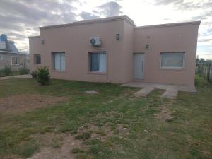 ein Haus mit einem Rasen davor in der Unterkunft La casita de Isa in Gualeguay