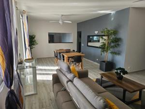 TV a/nebo společenská místnost v ubytování Villa du marquis avec piscine