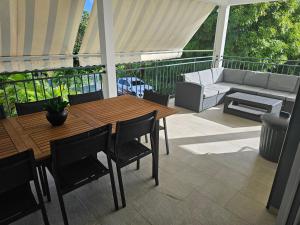 Rõdu või terrass majutusasutuses Villa du marquis avec piscine
