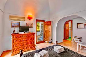 1 dormitorio con 1 cama y vestidor con TV en Villa della Porta, Amalfi Coast - Historical heritage, en Vico Equense