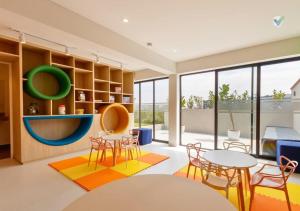 Habitación con mesas, sillas y ventana grande. en New Full Apartment in Barranco en Lima
