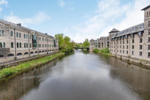 ケンダルにある9 Camden Buildingの建物が立ち並ぶ都市の川