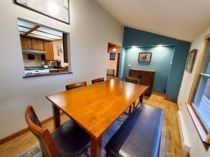 uma sala de jantar com uma mesa de madeira e cadeiras em Juneau Cabin near Eaglecrest & Trails em Juneau