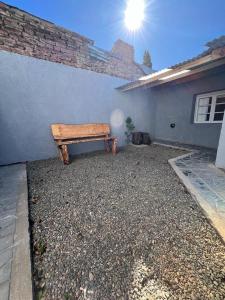 eine Holzbank vor einem Gebäude in der Unterkunft Maiten Tempo 2 in Esquel