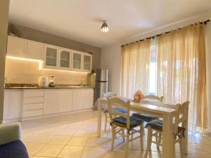 a kitchen with a table and chairs in a room at Esmeralda67 Tamarindo in Bayahibe