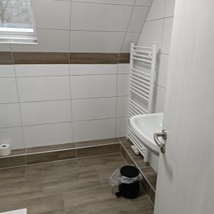 un baño con bañera y lavabo en Haus Irma, en Hemmingstedt 32 fotos más